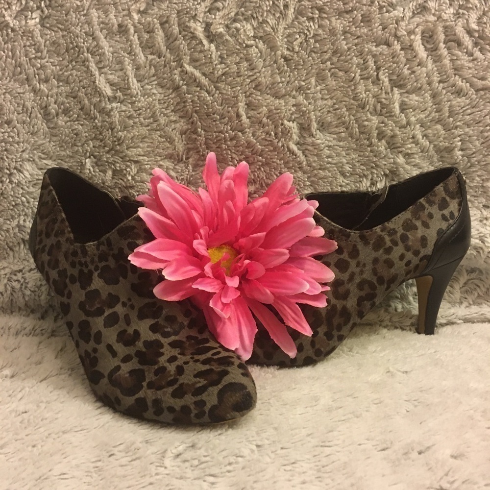 Vince Camuto Animal Print Calf hair Booties Sz 8 - Picture 8 of 13